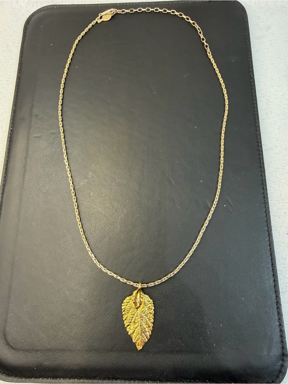 Vtg Sarah Coventry Gold Leaf Pendant Necklace Bright Gold Tone 20" Full Length